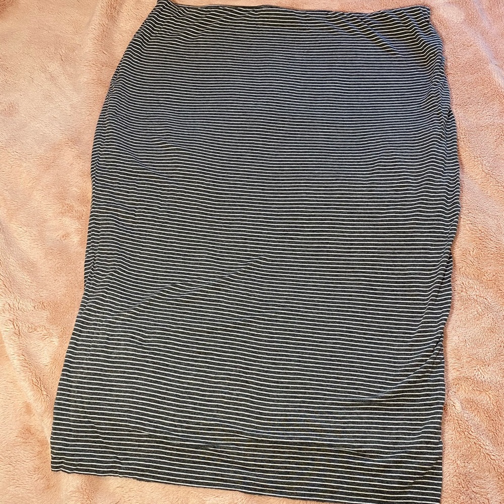 Soft and stretchy stripped skirt